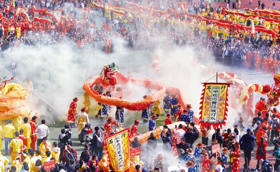今日之中国,“文博热”火爆,“文创风”劲吹,陈列在广阔大地上的遗产、书写在古籍里的文字“活”起来了。“丰富人民群众精神文化生活”、“大力发展文化产业”、“推进非物质文化遗产保护传承”……2024年政府工作报告对文化传承与发展提出了明确要求。图为2024年2月20日,人们在观看贵州省石阡县仡佬毛龙节舞龙大赛。 新华社记者 杨文斌/摄